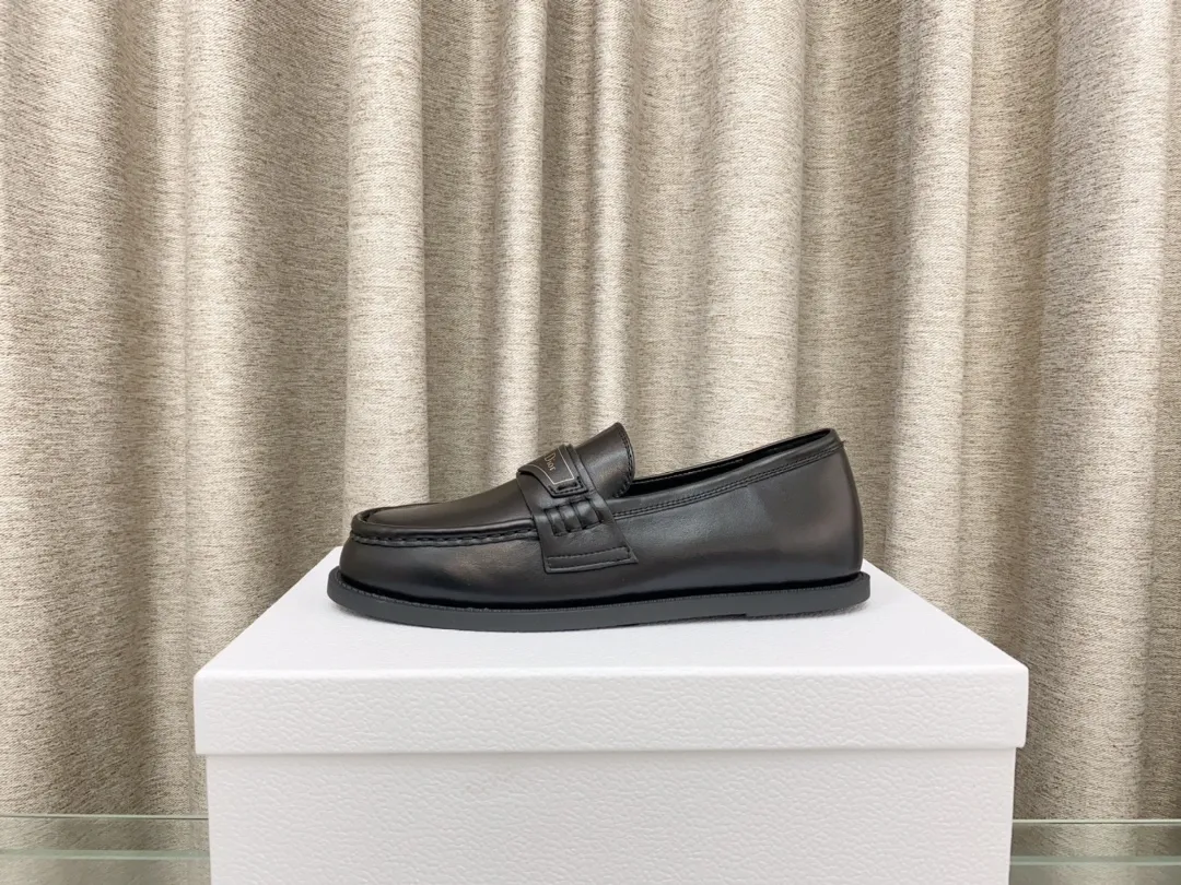 👟👟Ex-factory price 660👟👟 25Ss new Dior Boy loafers This Dior Boy loafer is a new product in the 2024 winter ready-to-wear series. It incorporates Dior's extraordinary craftsmanship and reinterprets the classic loafer design. Crafted from materials including suede and lambskin, it's enhanced with an integrated white fur lining and features a gold-tone Christian Dior Paris signature on the front leather tab. Paired with rubber soles, soft and comfortable. Upper: cowhide, inner padding: comfortable sheepskin, sole: rubber sole, size: 35-39 (40 customized, non-refundable)
